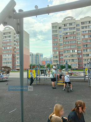 Девочка сломала ногу, катаясь на качелях в Московском микрорайоне